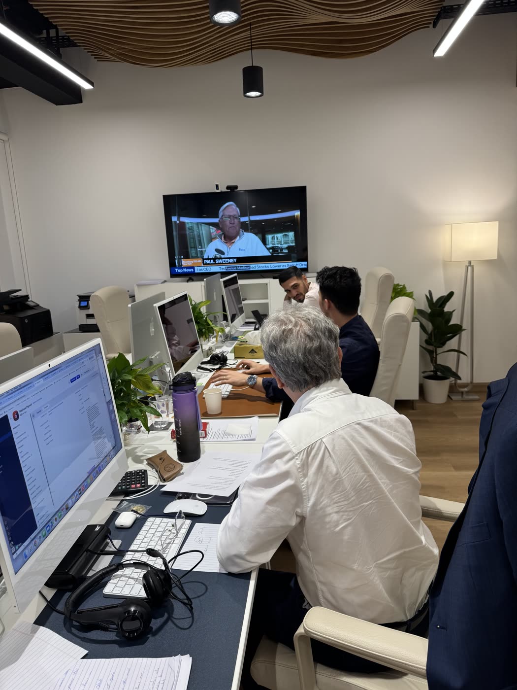 Live market desks during the intensive